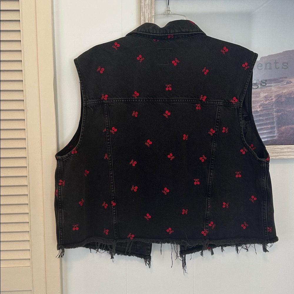NWT Size Large Wild Fable Denim Oversized Vest Black Wash Cherry Embroidered - Picture 4 of 5